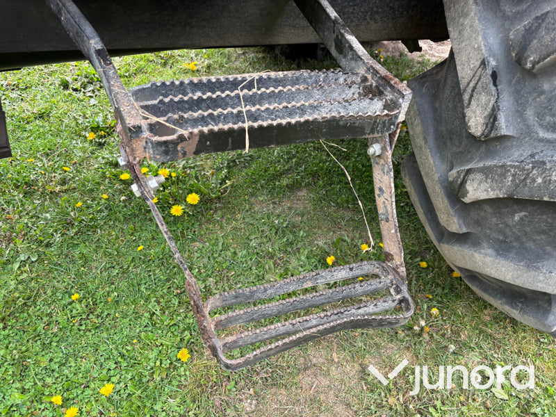 Traktor Valmet 6400 med lastare och twin-track