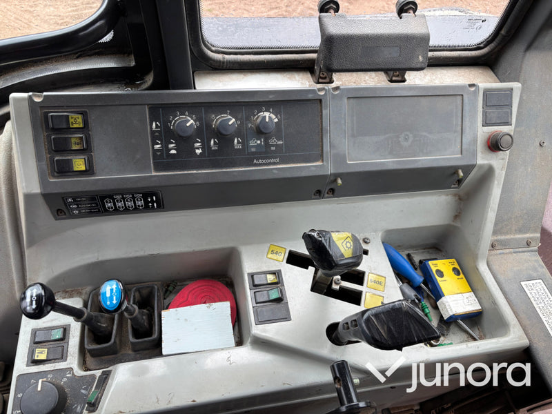 Traktor Valmet 6400 med lastare och twin-track