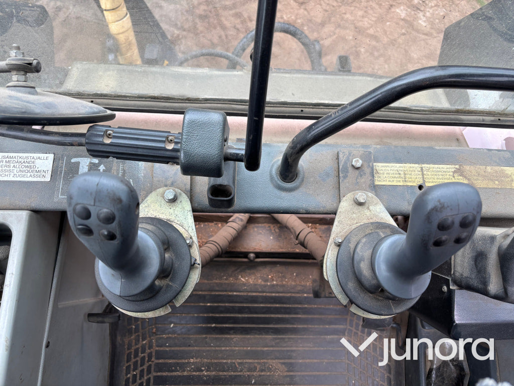 Traktor Valmet 6400 med lastare och twin-track