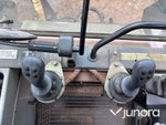 Traktor Valmet 6400 med lastare och twin-track