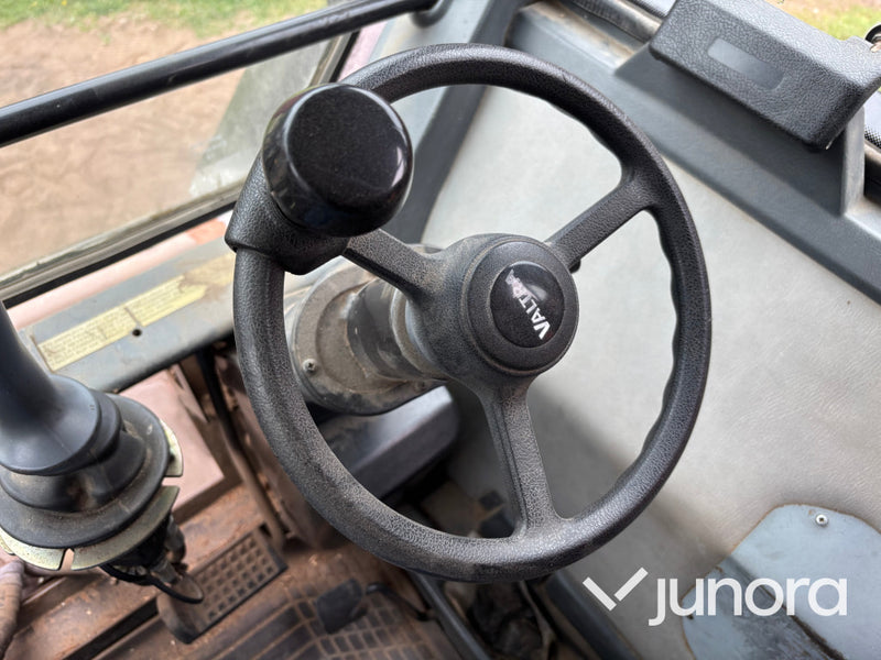 Traktor Valmet 6400 med lastare och twin-track