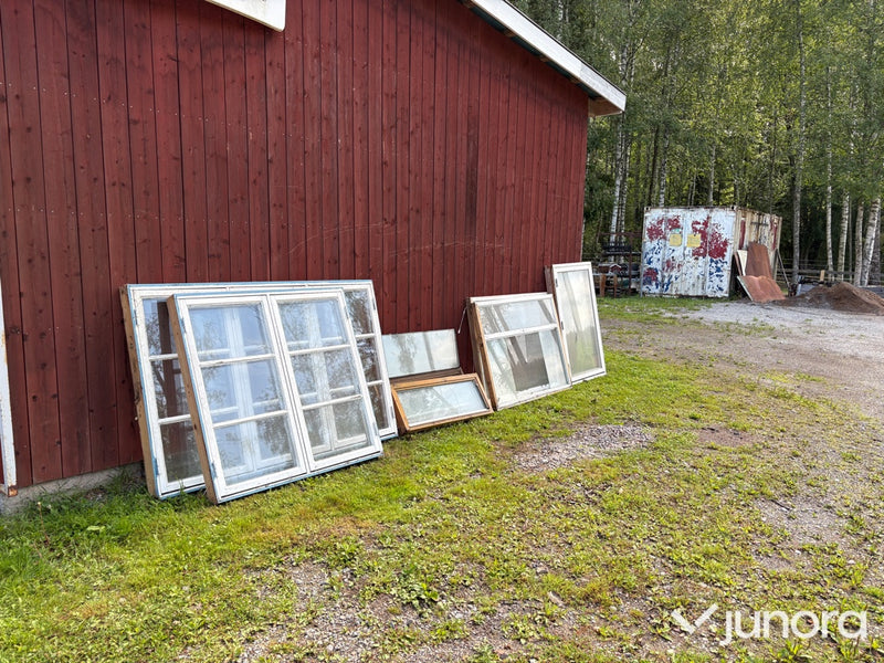 8 st äldre fönster