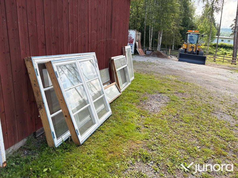 8 st äldre fönster