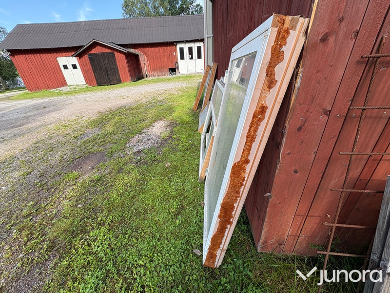 8 st äldre fönster