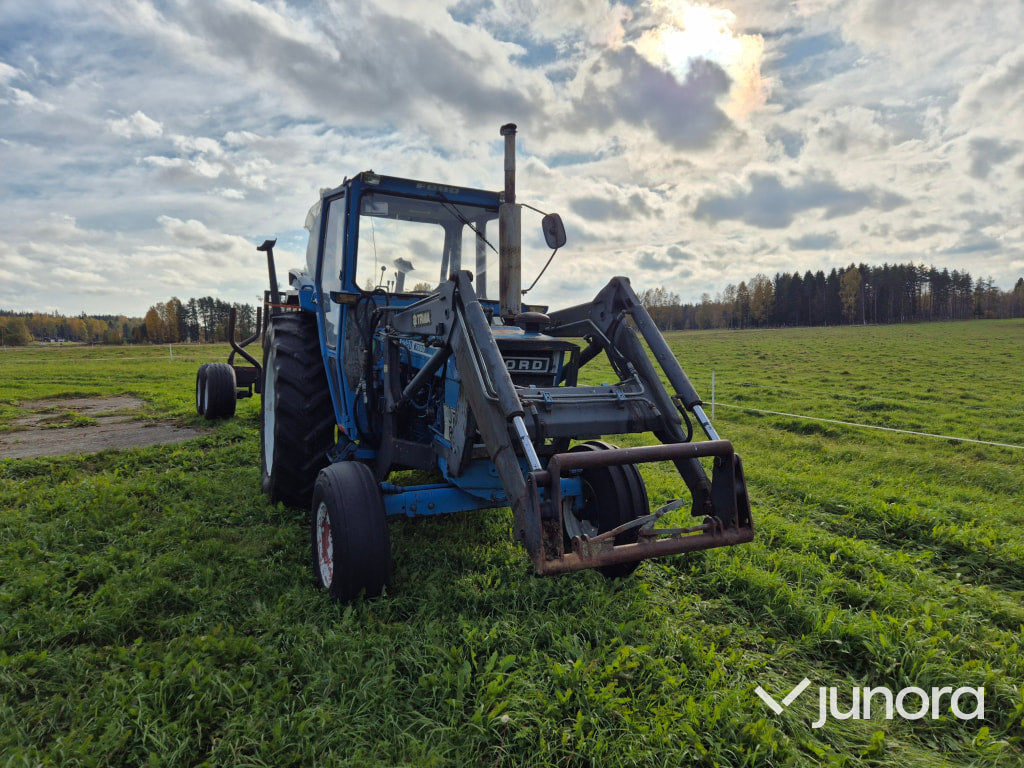 Traktor med timmervagn - Ford, 7600