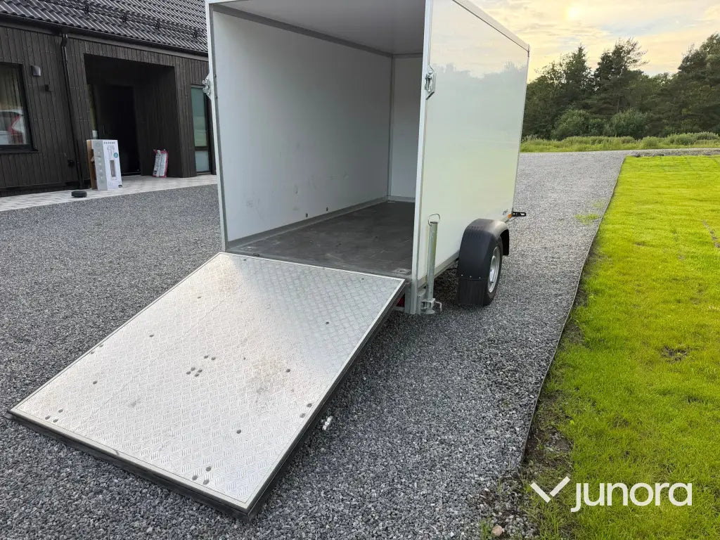 Trailer med lastramp Wiola
