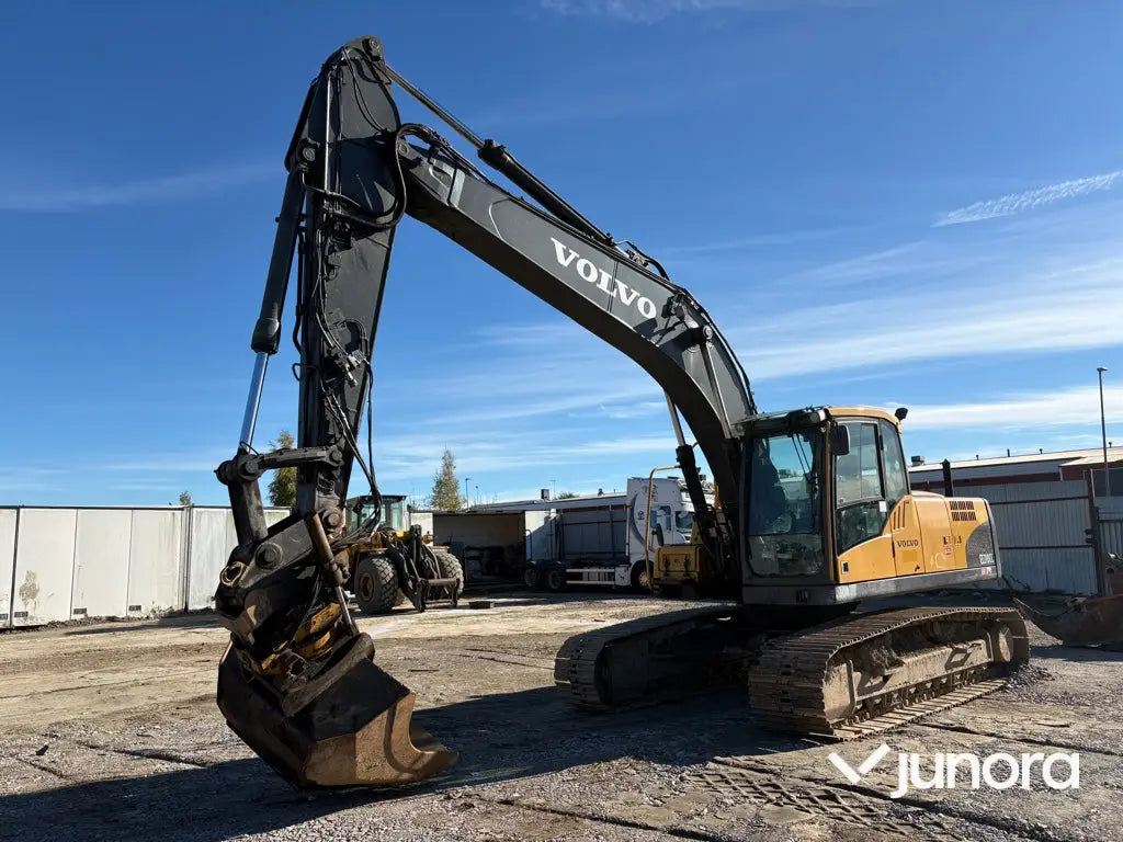 Grävmaskin Volvo EC210CL med tiltrotator och redskap