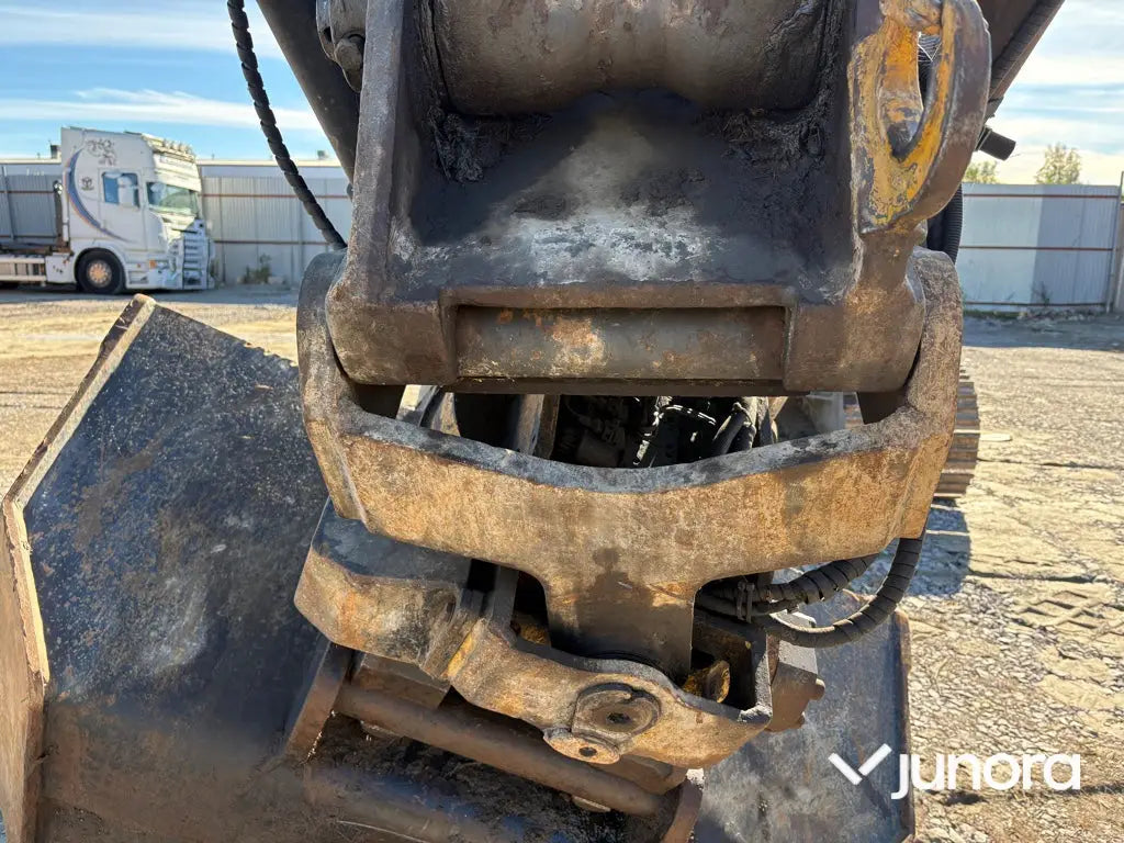 Grävmaskin Volvo EC210CL med tiltrotator och redskap