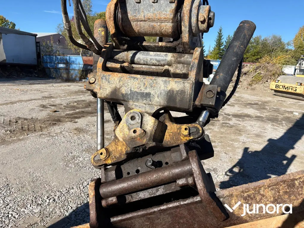 Grävmaskin Volvo EC210CL med tiltrotator och redskap