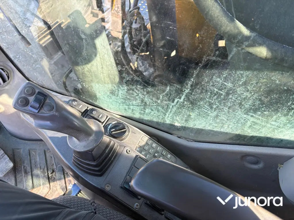 Grävmaskin Volvo EC210CL med tiltrotator och redskap