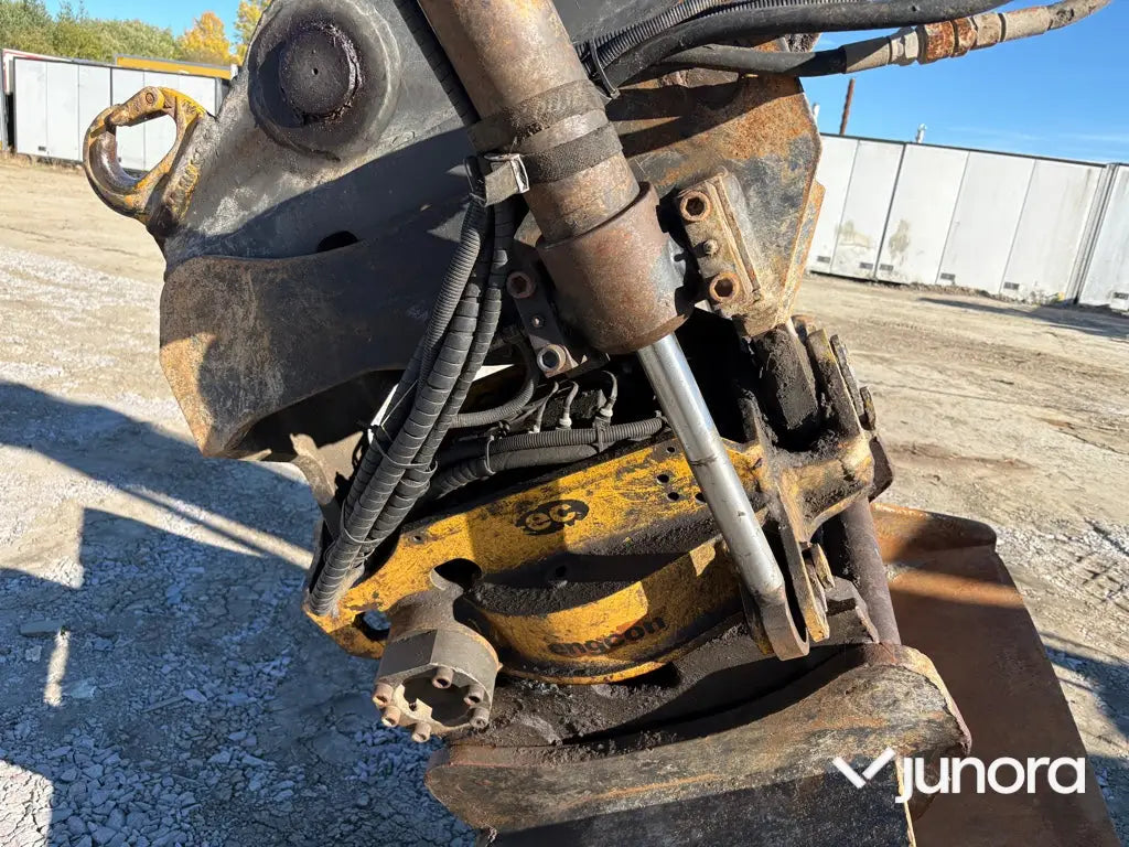 Grävmaskin Volvo EC210CL med tiltrotator och redskap