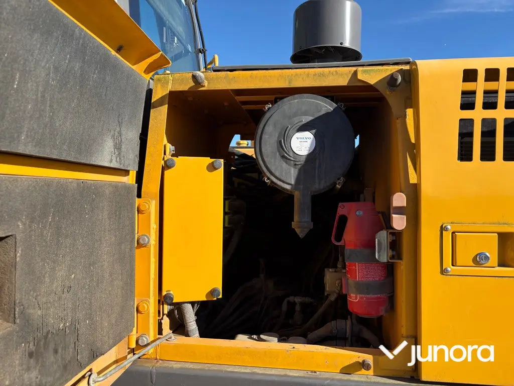 Grävmaskin Volvo EC210CL med tiltrotator och redskap