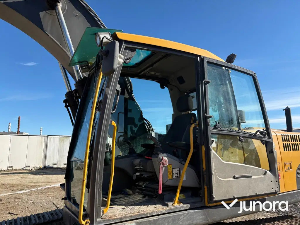 Grävmaskin Volvo EC210CL med tiltrotator och redskap