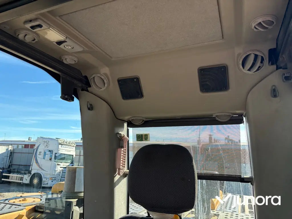 Grävmaskin Volvo EC210CL med tiltrotator och redskap