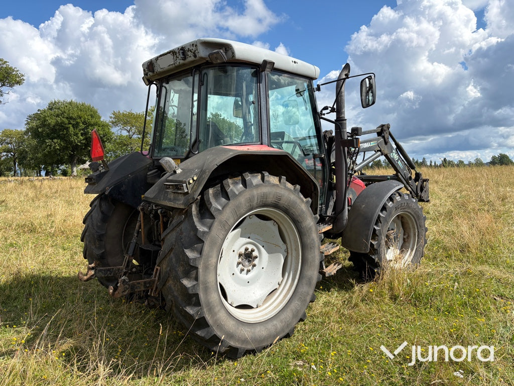 Traktor med frontlastare - Massey Ferguson 6255-4, Trima 3240