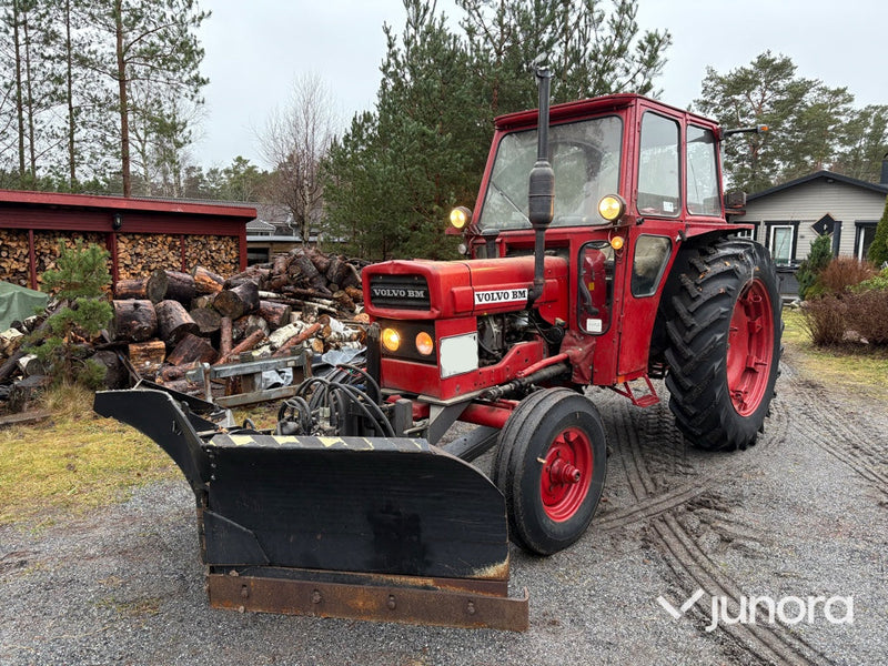 Traktor - Volvo BM T 430, med vikplog