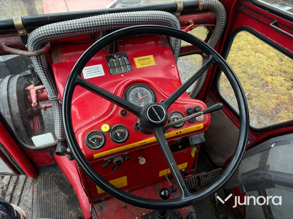 Traktor - Volvo BM T 430, med vikplog