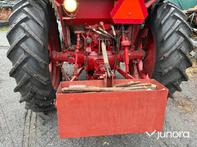 Traktor - Volvo BM T 430, med vikplog