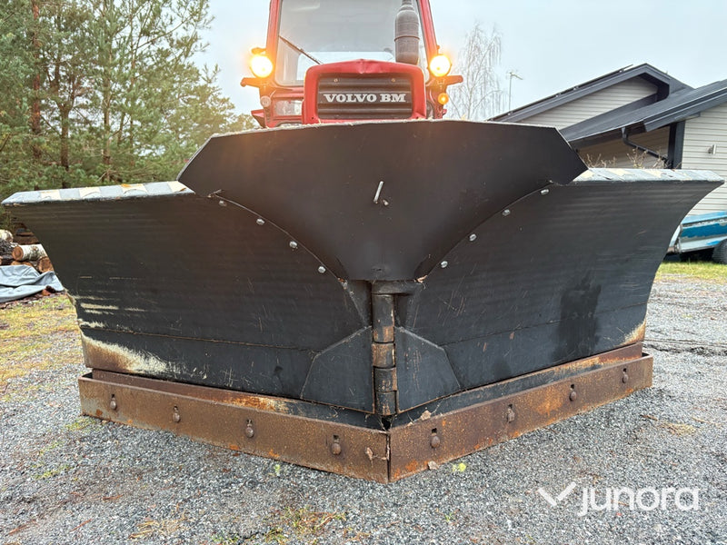 Traktor - Volvo BM T 430, med vikplog