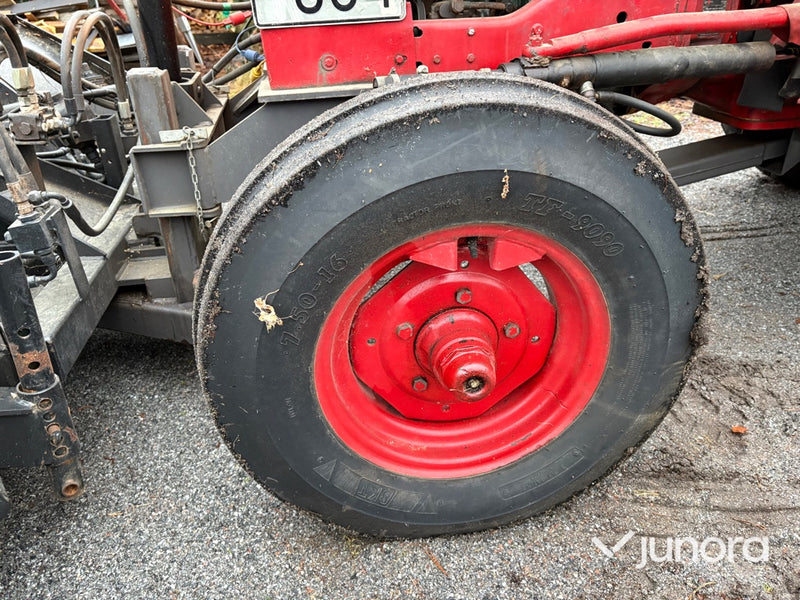 Traktor - Volvo BM T 430, med vikplog