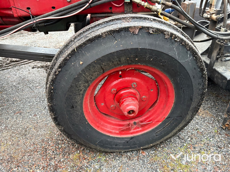 Traktor - Volvo BM T 430, med vikplog