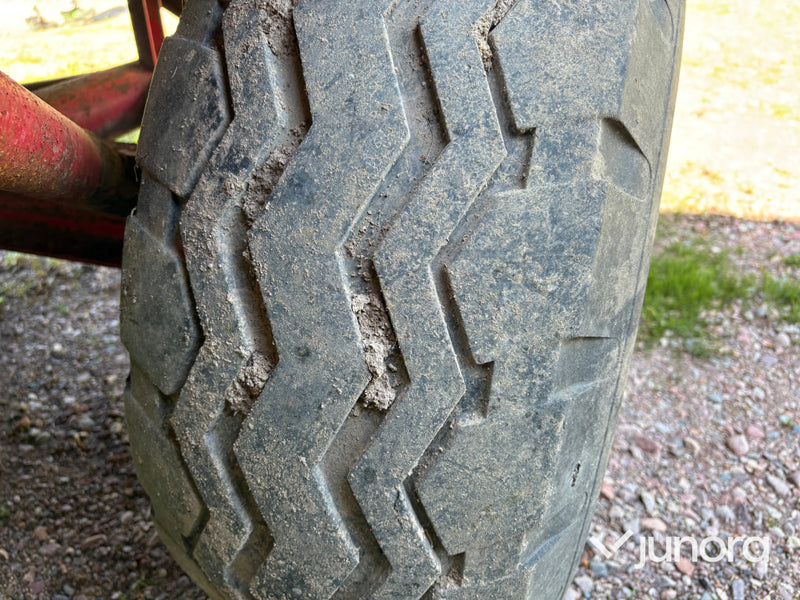 Fastgödselspridare JF 40