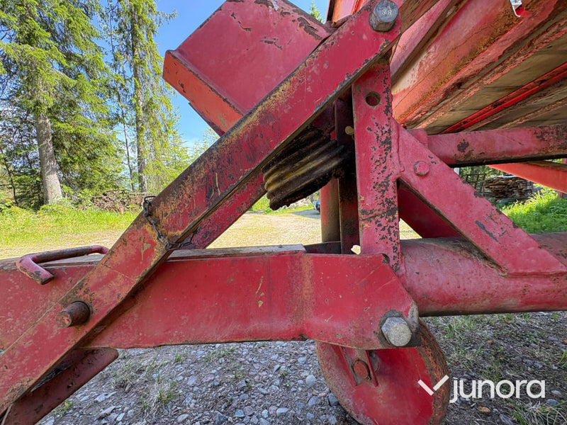 Fastgödselspridare JF 40