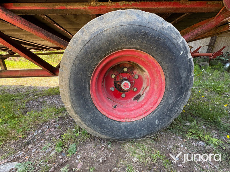 Fastgödselspridare JF 40