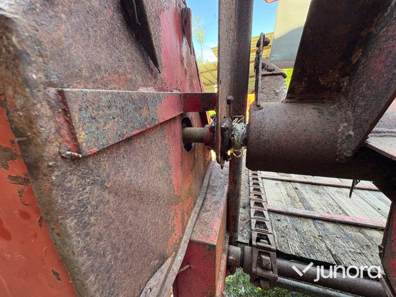 Fastgödselspridare JF 40