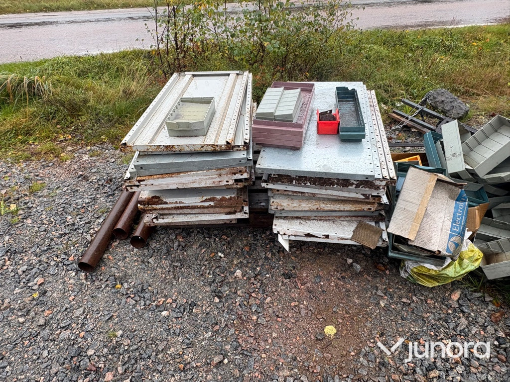 Plåthyllor med sortimentslådor