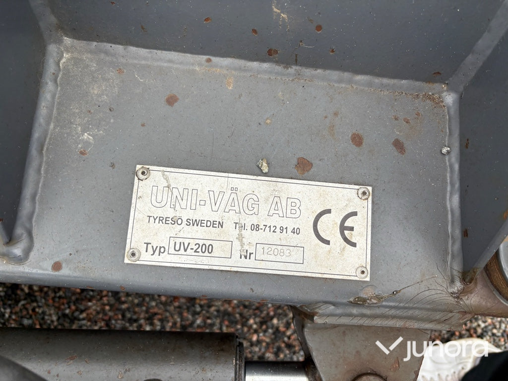 Redskapsbärare Wille 345 med vikplog och sandspridare