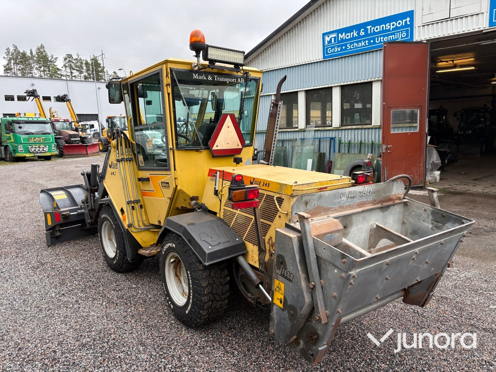Redskapsbärare Wille 345 med vikplog och sandspridare