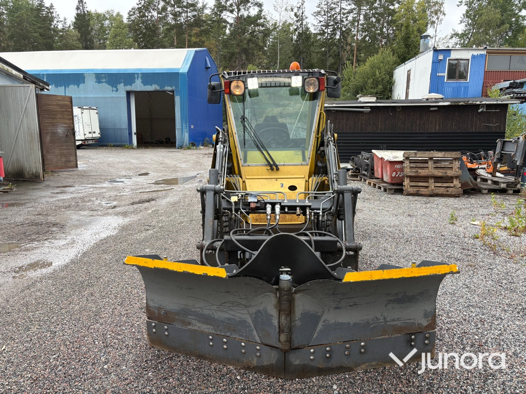 Redskapsbärare Wille 345 med vikplog och sandspridare