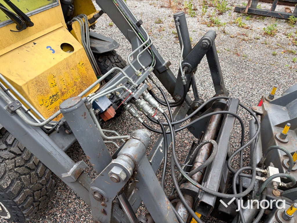 Redskapsbärare Wille 345 med vikplog och sandspridare