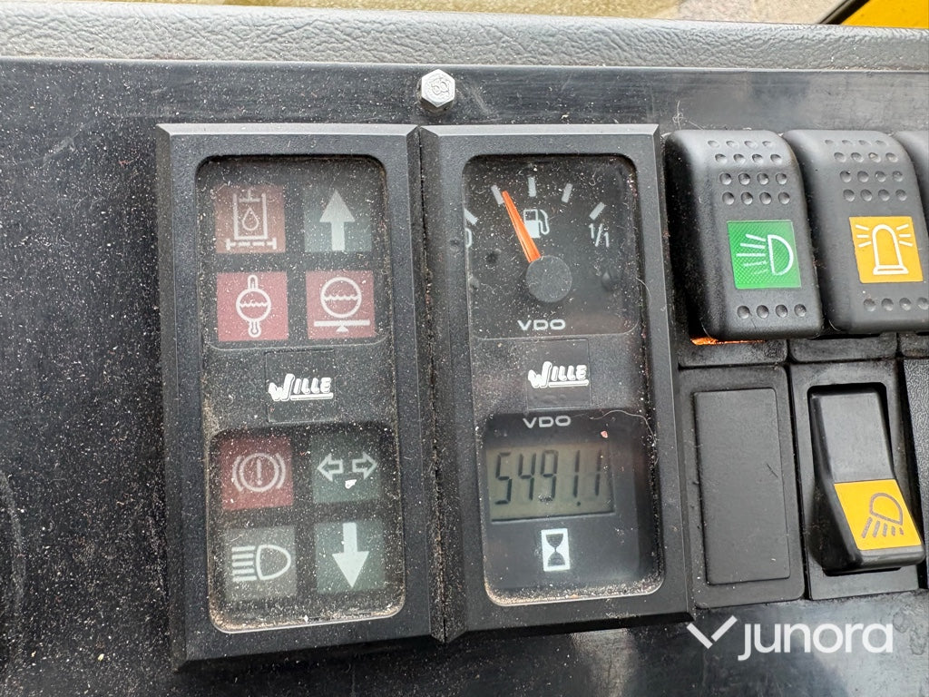 Redskapsbärare Wille 345 med vikplog och sandspridare