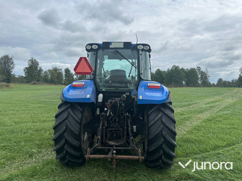 New Holland T5. 95 med vreten lastare