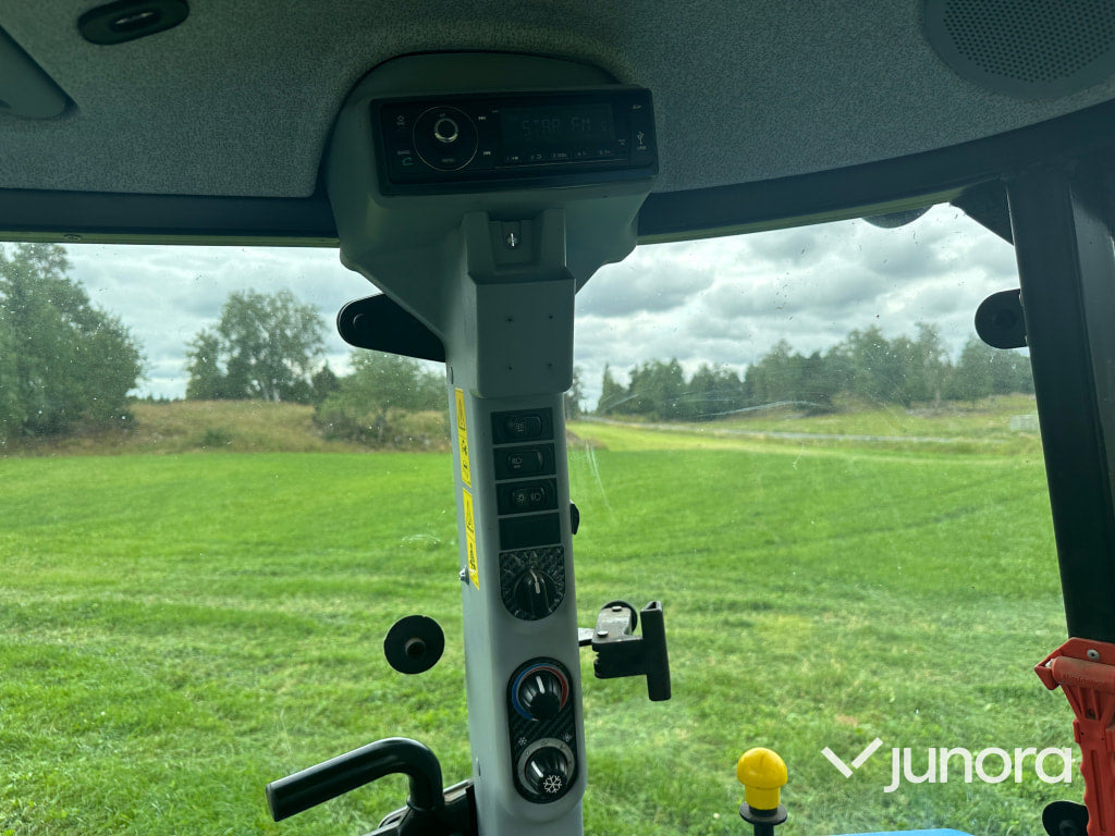 New Holland T5. 95 med vreten lastare