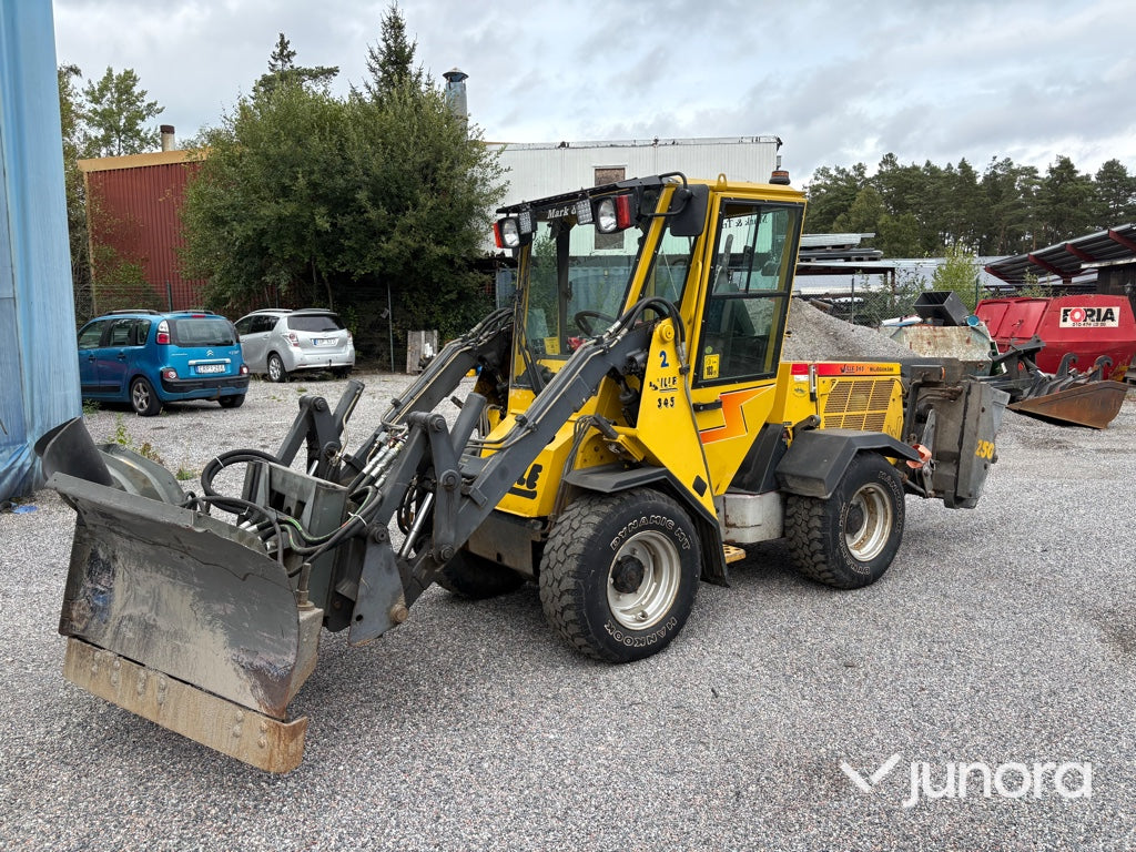 Redskapsbärare Wille 345 med vikplog och sandspridare