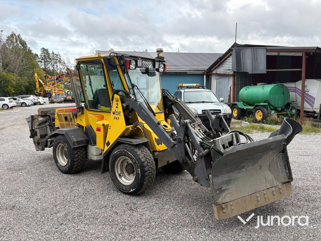 Redskapsbärare Wille 345 med vikplog och sandspridare