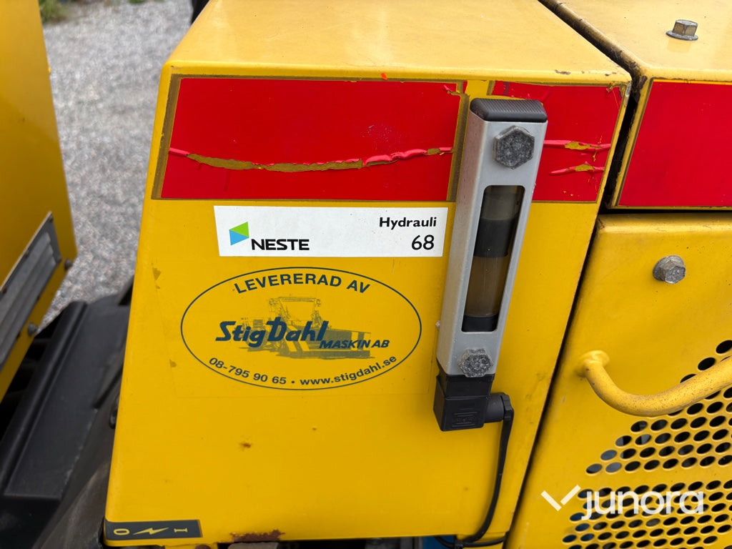 Redskapsbärare Wille 345 med vikplog och sandspridare