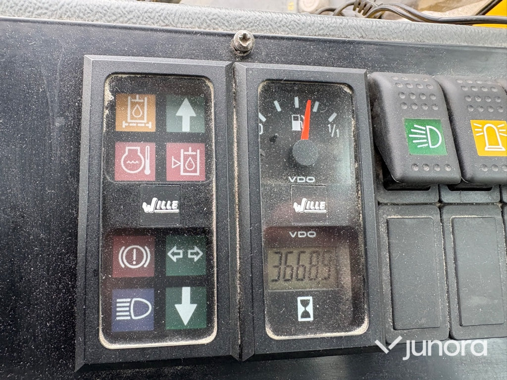 Redskapsbärare Wille 345 med vikplog och sandspridare