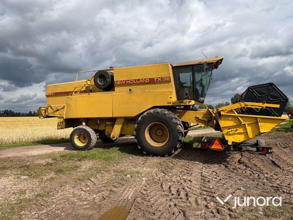 Skördetröska New Holland TX32