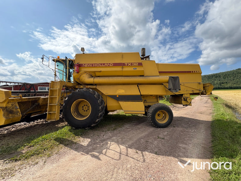 Skördetröska New Holland TX32