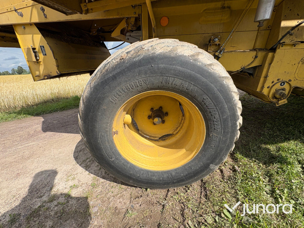 Skördetröska New Holland TX32