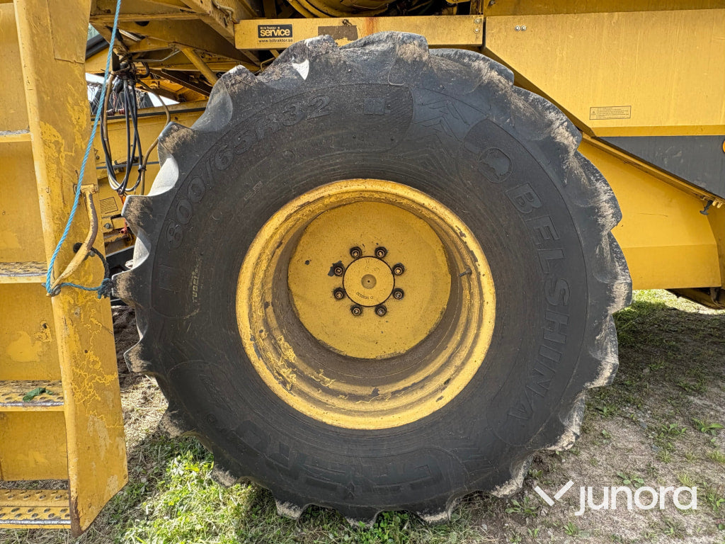 Skördetröska New Holland TX32