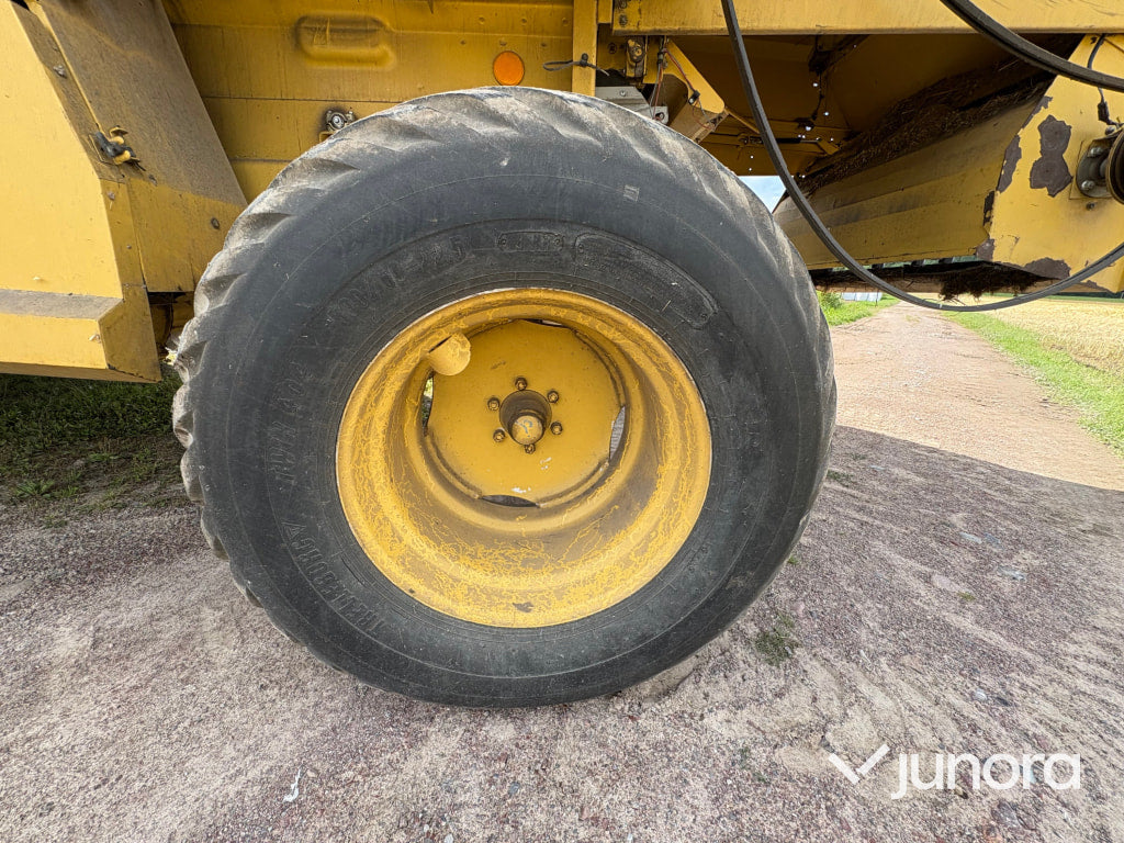 Skördetröska New Holland TX32