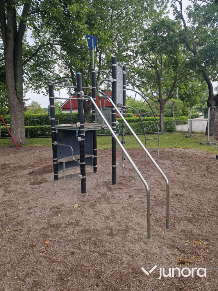 Klätterställning i metall för lekplats