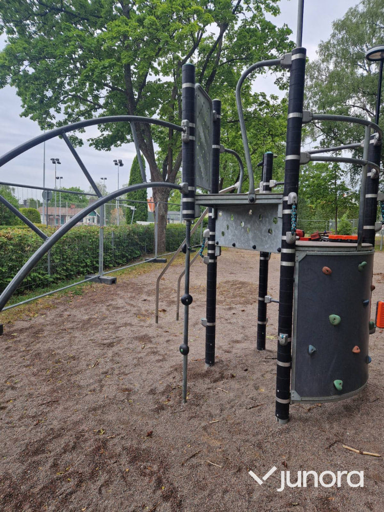 Klätterställning i metall för lekplats