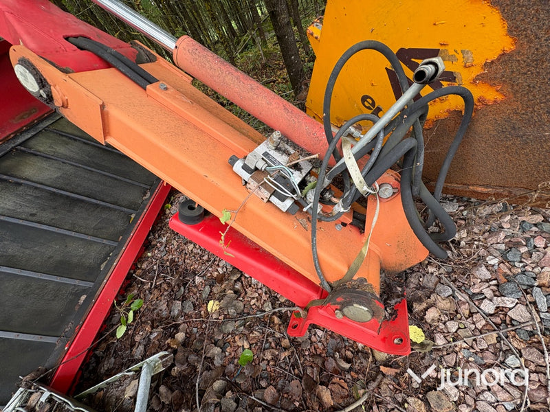 Slåtterkross - Kverneland Taarup 4032C, med elevatormatta