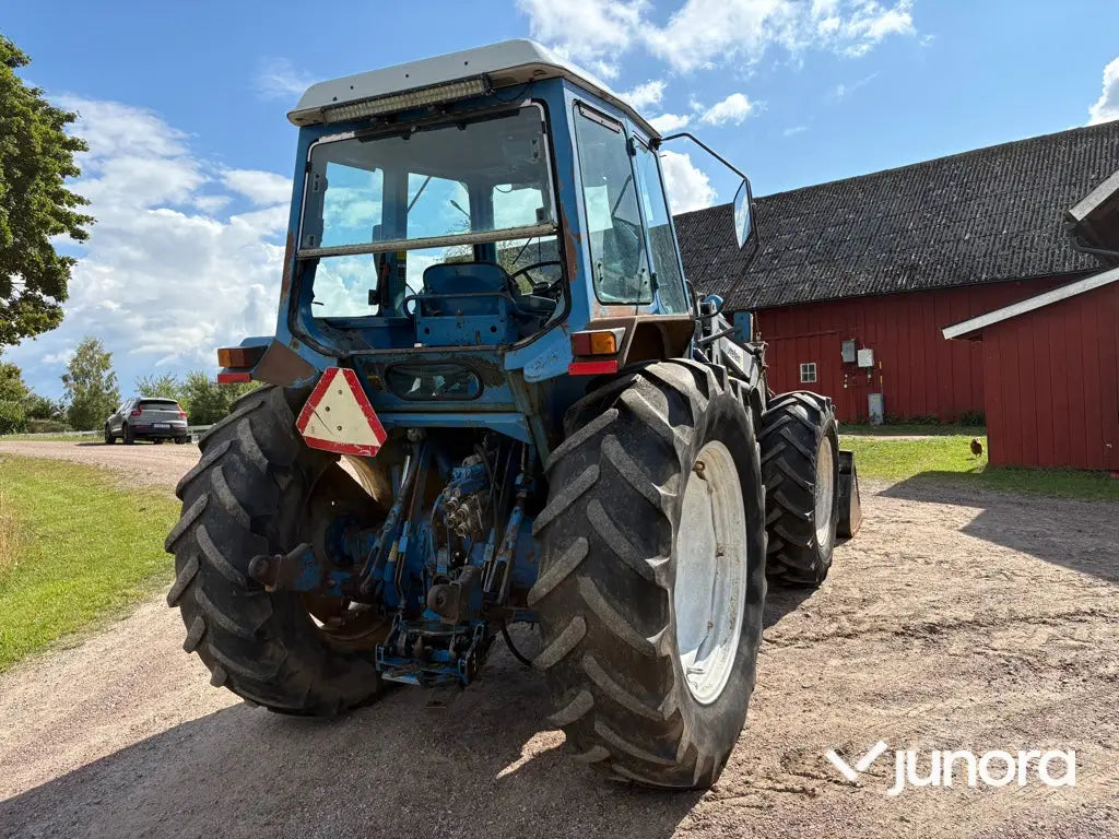 Traktor med frontlastare Ford 8210